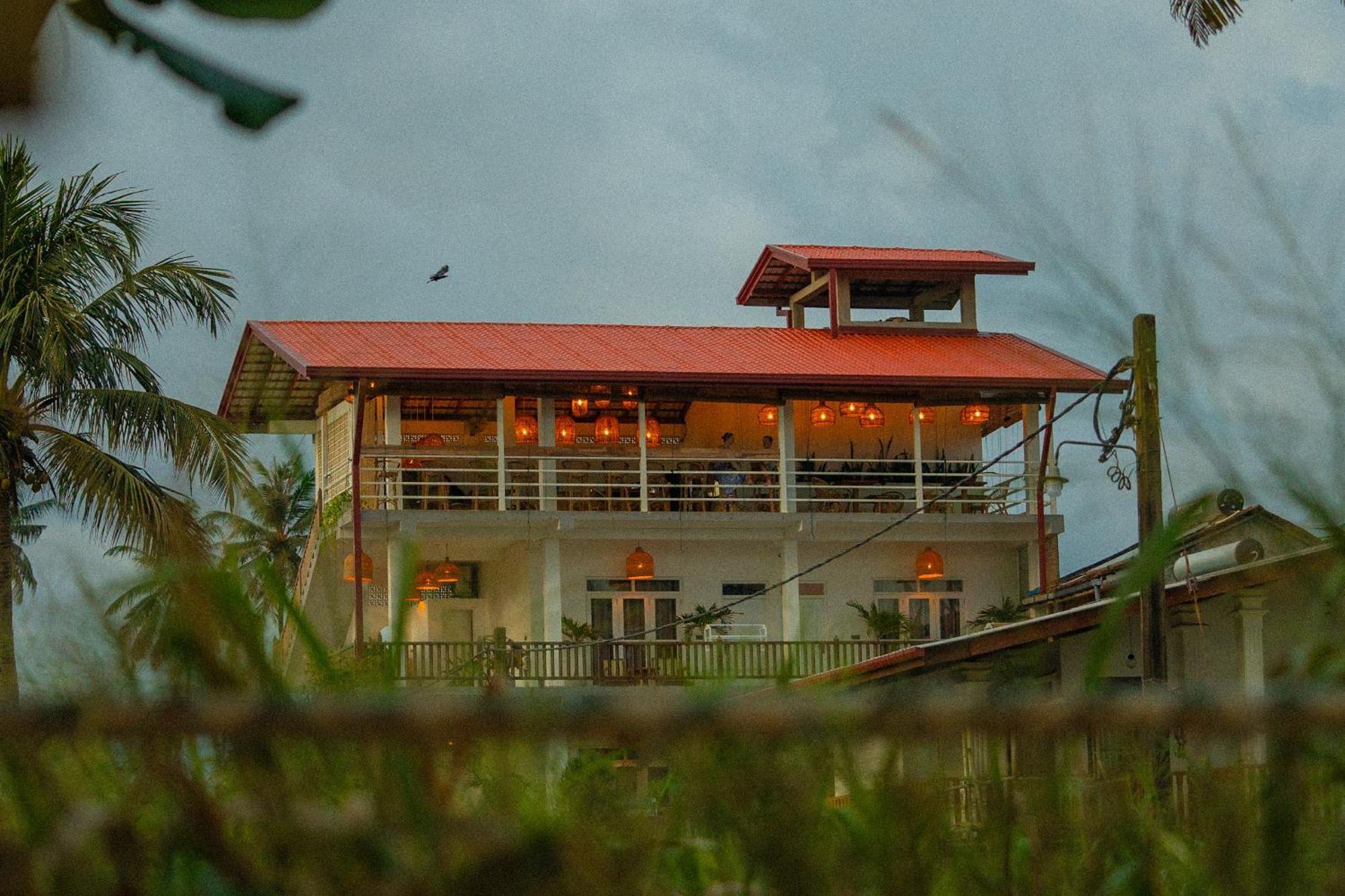 Lucky'S Surf Camp Bed & Breakfast Weligama Dış mekan fotoğraf